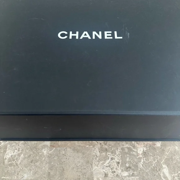 Chanel Black and White Gift Box - Picture 10 of 11